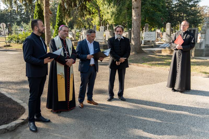 Szent Mihaly szobor_08.jpg